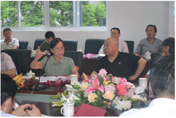 圖為協(xié)會副理事長，原安徽大學副校長陳慧霞女士在會上發(fā)言